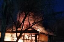 O locuință și două anexe au ars în localitatea Cordun