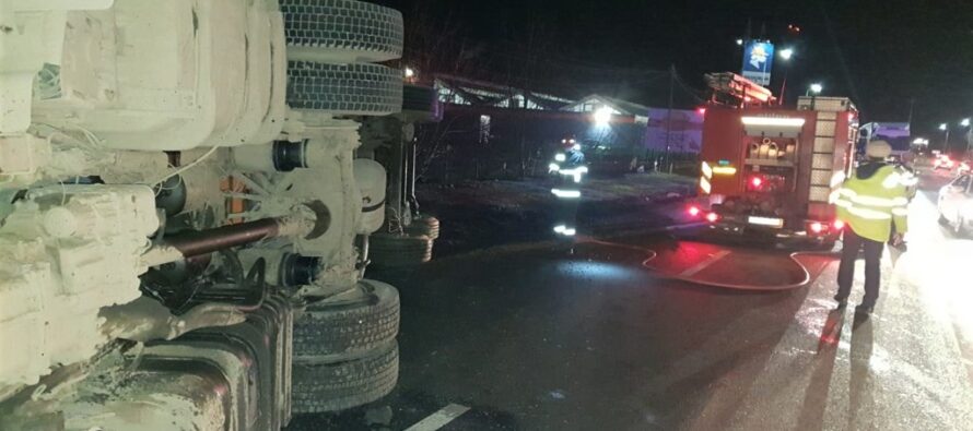 Un TIR încărcat cu cereale s-a răsturnat în municipiul Roman