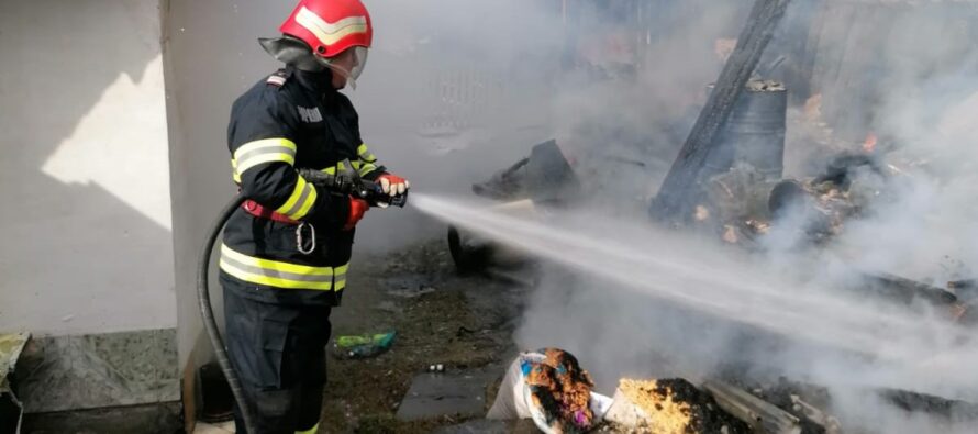 O bucătărie de vară a luat foc din cauza jarului căzut din sobă