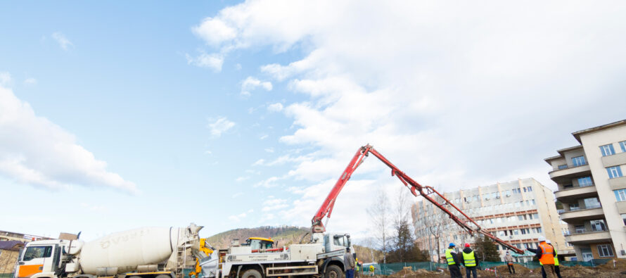 Exemplu de eficiență: astăzi s-a turnat fundația Spitalului Modular ATI din Piatra Neamț