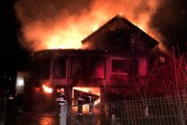 O locuință și un garaj au luat foc noaptea trecută în orașul Bicaz