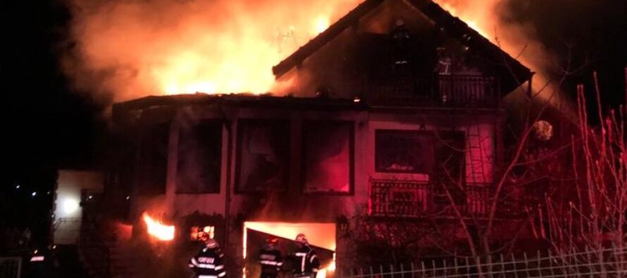 O locuință și un garaj au luat foc noaptea trecută în orașul Bicaz