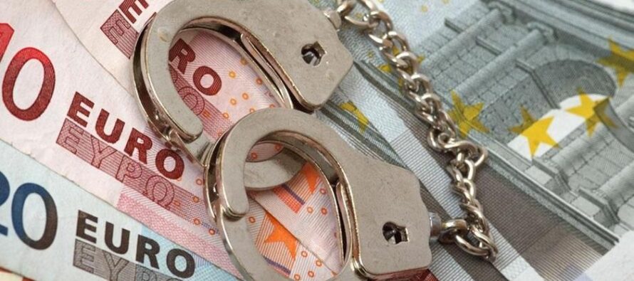 A mituit un polițist rutier cu 100 de euro și a primit 3 ani de închisoare