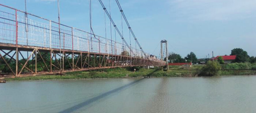 A încercat să se arunce de pe un pod, dar a fost oprit de polițiști