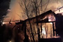 Un bătrân de 77 de ani, din Poiana Teiului, și-a pierdut viața într-un incendiu