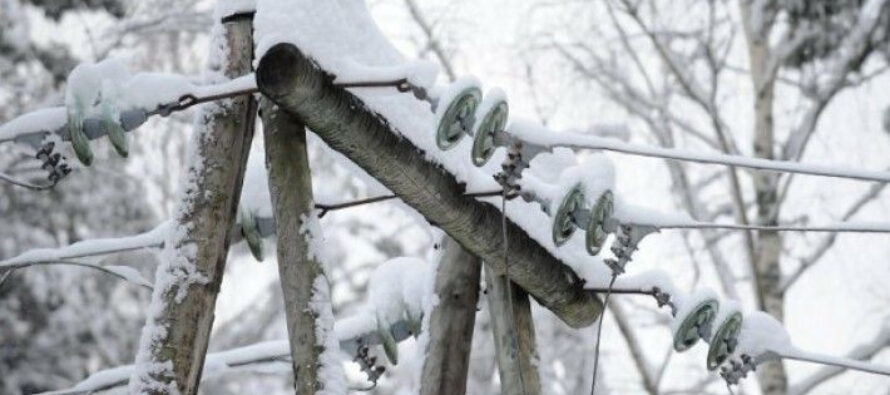 Sute de familii din Neamț au rămas fără energie electrică din cauza ninsorilor și a vântului
