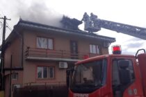 Acoperișul unei locuințe din Roman a ars din cauza unui scurtcircuit