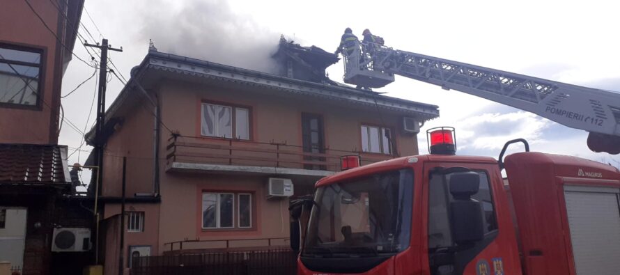 Acoperișul unei locuințe din Roman a ars din cauza unui scurtcircuit