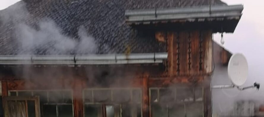 Au uitat un aparat în priză și s-au trezit cu casa în flăcări