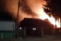 4 ore s-au străduit pompierii să stingă focul care a cuprins o locuință din Roznov