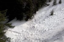În atenția amatorilor de drumeții montane: Pericol de avalanșă în masivul Ceahlău