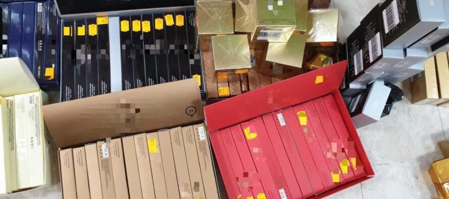 Parfumuri, îmbrăcăminte și jucării contrafăcute confiscate de polițiștii romașcani