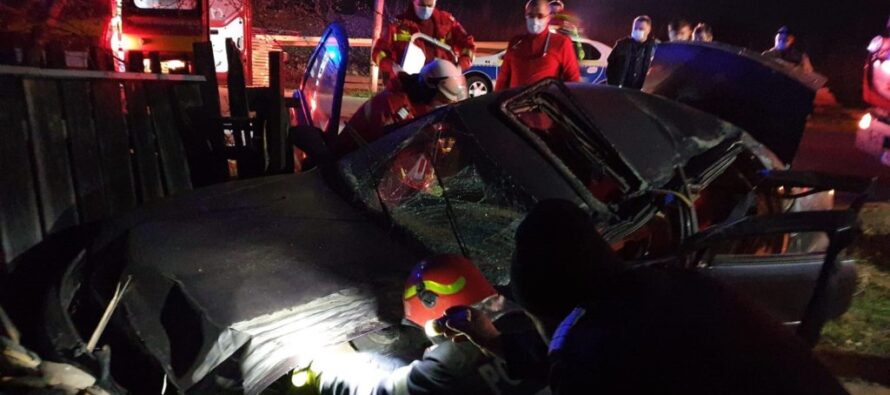 Un autoturism a dărâmat un gard și s-a oprit în curtea unui cetățean din Piatra Șoimului