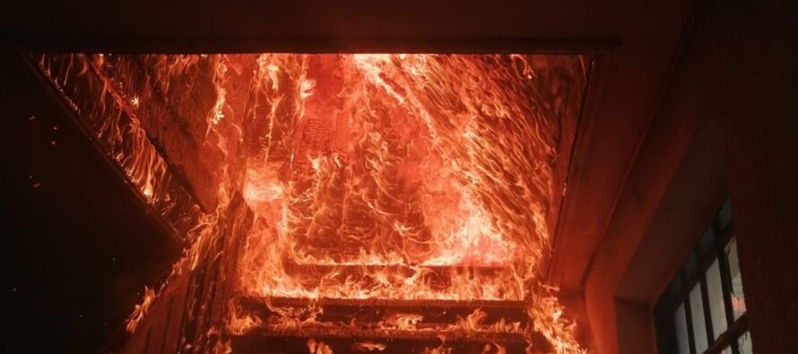 Intervenție grea a pompierilor pentru stingerea focului care a cuprins o locuință din Tupilați