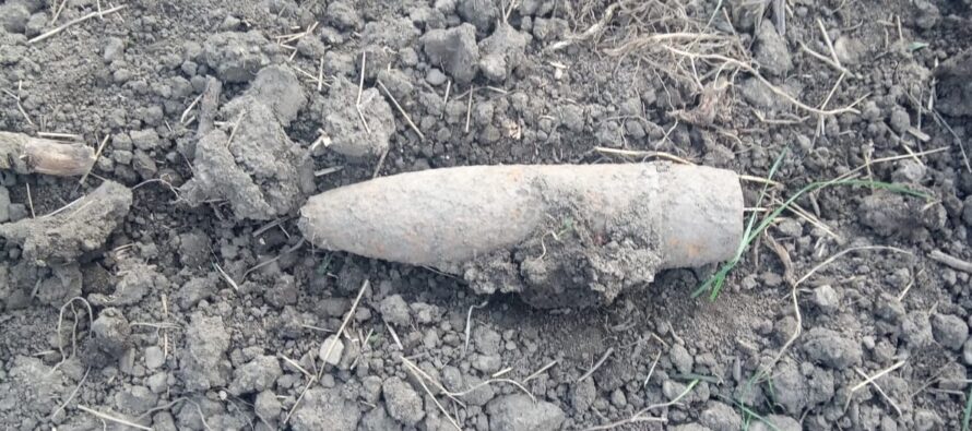 Un bărbat din Girov a descoperit un proiectil în timpul unor lucrări agricole