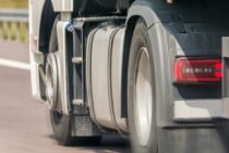 O roată de la un camion s-a desprins în trafic și a lovit un autoturism