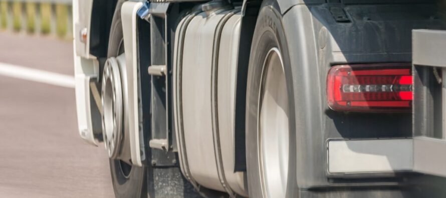 O roată de la un camion s-a desprins în trafic și a lovit un autoturism