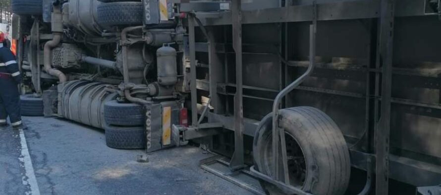 Un TIR s-a răsturnat pe raza comunei Pipirig, șoferul a fost rănit