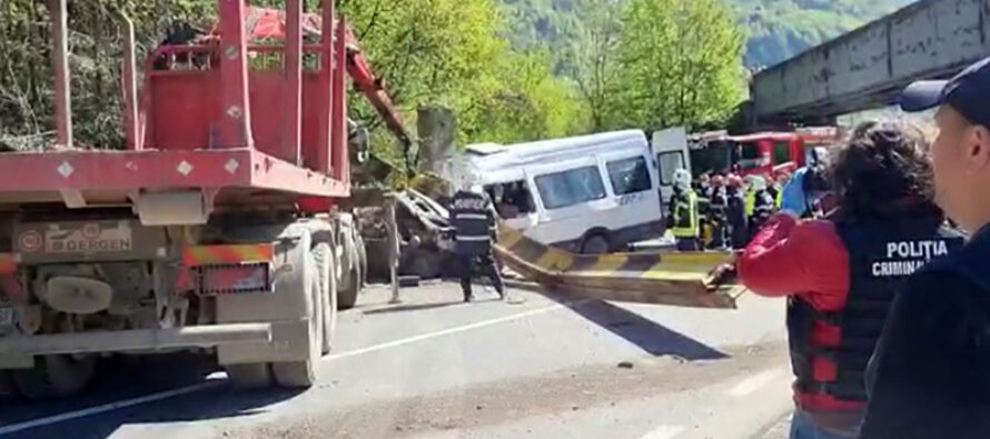 Detalii despre accidentul de la Tarcău. TIR-ul transporta un utilaj care a acroșat podul feroviar.