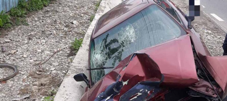 Accident rutier la Brusturi. Un autoturism a ieșit de pe șosea și s-a oprit într-un șanț.