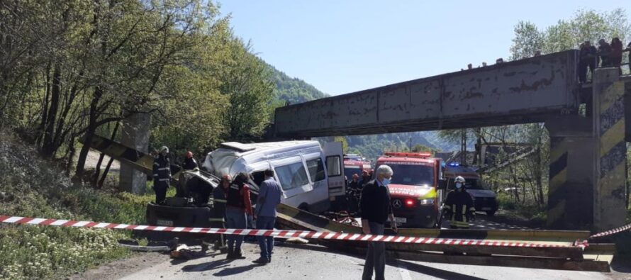 Accident rutier grav la Tarcău! O persoană a decedat, iar alte 3 au fost rănite.