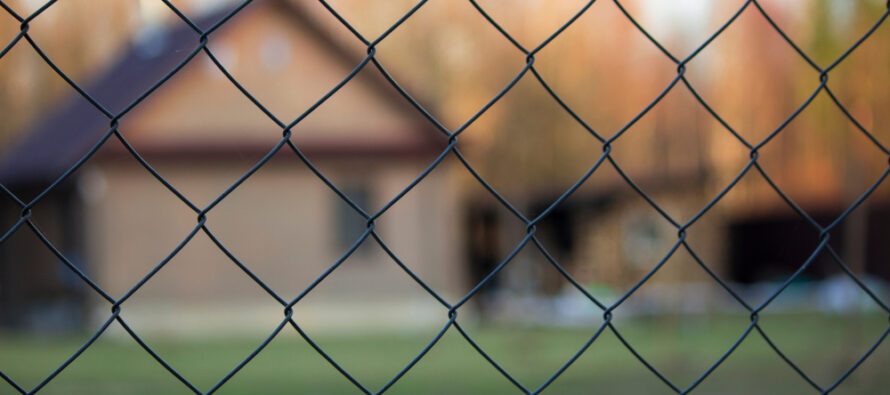 O bătrână de 76 de ani a rămas cu mâna blocată într-un gard de sârmă