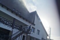 Incendiu la Cabana Dochia, acoperișul a fost afectat de flăcări