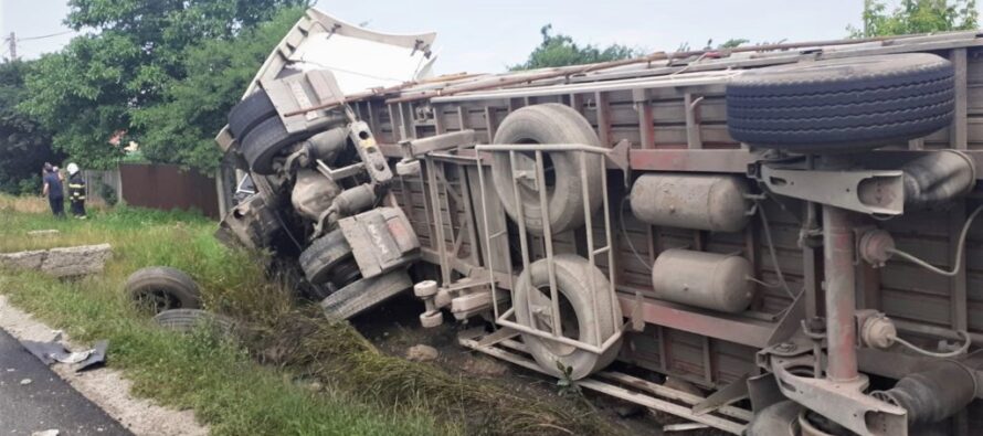 Un TIR încărcat cu fier vechi s-a răsturnat în comuna Secuieni