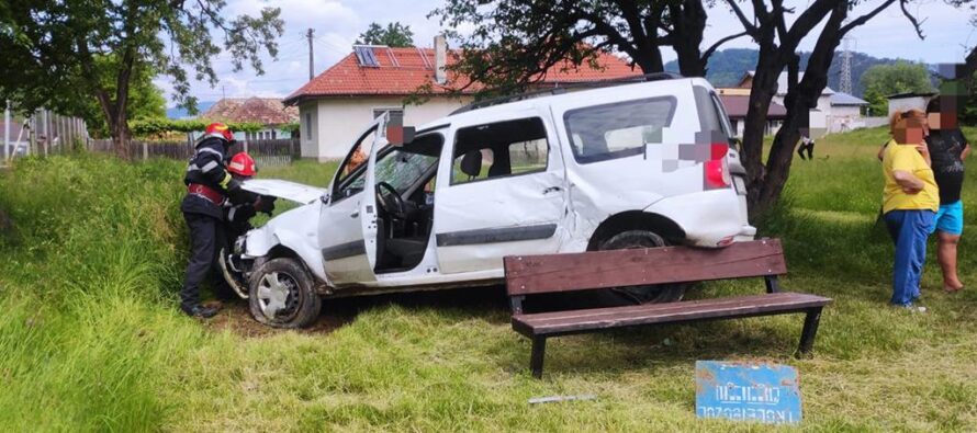 Un autoturism s-a răsturnat în curtea unei grădinițe din Piatra Neamț