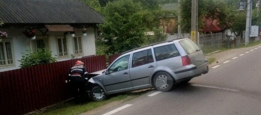 Două autoturisme au ajuns într-un gard în urma unui accident