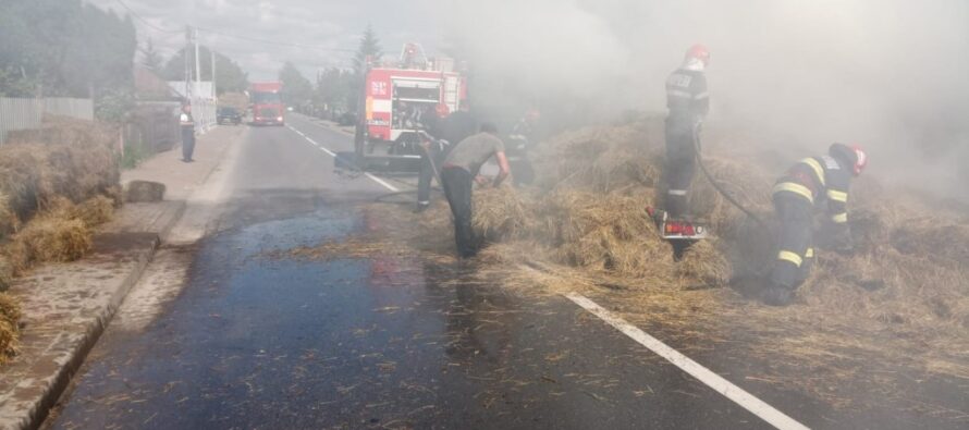 O remorcă plină cu baloți de fân a luat foc la Vânători Neamț