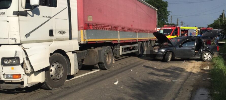 Accident rutier între un TIR și un autoturism cu victimă încarcerată la Bodești
