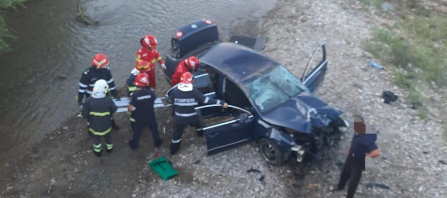 Un autoturism cu 3 persoane a plonjat de pe un pod în râul Cracău
