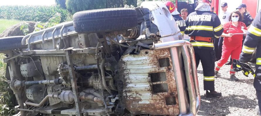 Un autoturism s-a răsturnat într-un șanț în localitatea Tețcani
