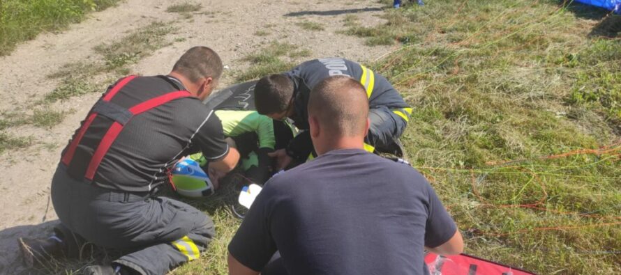 O persoană s-a accidentat grav după ce a căzut cu parapanta