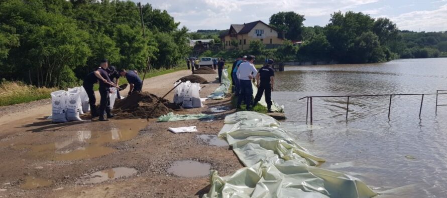 Un dig de la un iaz din comuna Bârgăoani s-a rupt, mai multe gospodării riscă să fie luate de ape