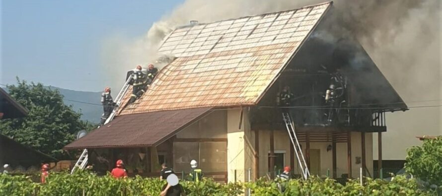 Incendiu puternic la o casă din Dumbrava Roșie provocat de un scurtcircuit