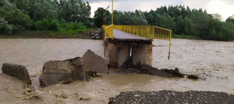 Ploile au făcut prăpăd în județ: gospodării inundate, persoane evacuate, localități fără curent