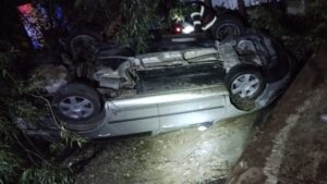 autoturism rasturnat in parau baltatesti (1)
