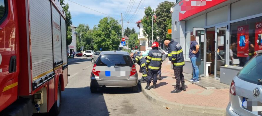 Un copil de 2 ani a rămas blocat în mașină pe o stradă din Piatra Neamț
