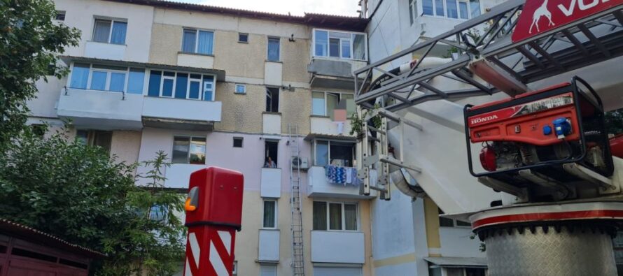 O femeie a rămas blocată pe acoperișul unui balcon