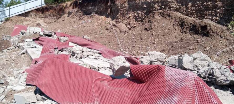 Un bărbat a scăpat ca prin minune după ce s-a dărâmat un zid peste el