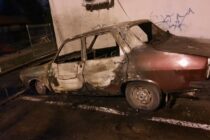 Autoturism incendiat intenționat pe strada Mihai Viteazu din Piatra Neamț