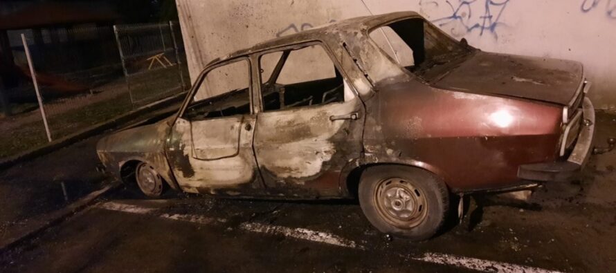Autoturism incendiat intenționat pe strada Mihai Viteazu din Piatra Neamț