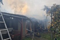 Intervenție grea a pompierilor la un incendiu în Piatra Șoimului
