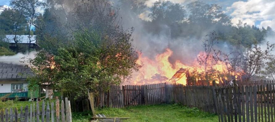 Două locuințe și mai multe anexe gospodărești au ars într-un incendiu în localitatea Ceahlău
