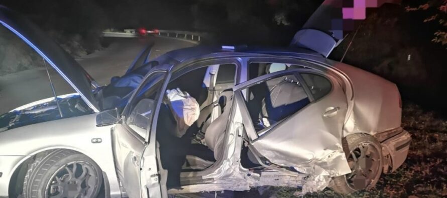 Un autoturism cu 4 persoane s-a izbit de un cap de pod