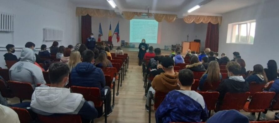 Activități de prevenire efectuate de polițiști în școlile din Roman