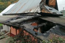 O femeie a turnat benzină peste lemnele din sobă și a luat foc bucătăria