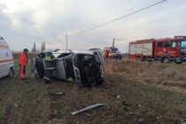 Un autoturism cu 2 pasageri s-a răsturnat în afara carosabilului în comuna Timișești